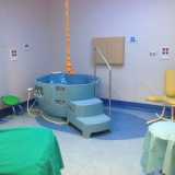 Ospedale Di Venere: la stanza del parto in acqua. Spicca la vasca azzurra in vetroresina ideata per far immergere la paziente a una temperatura costante di 37 gradi. E' inutilizzata dal 2012

